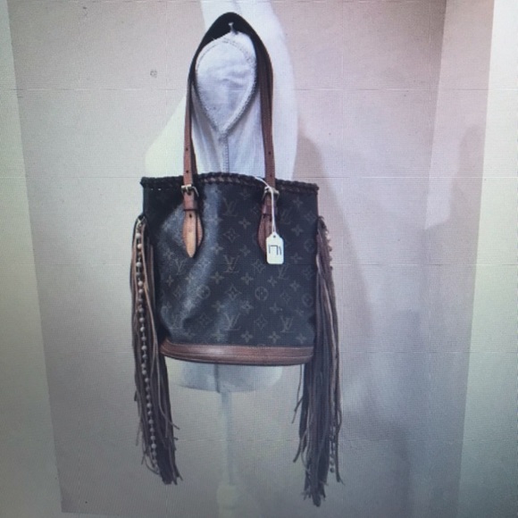 Louis Vuitton Handbags - Authentic Louis Vuitton bucket bag with fringe!